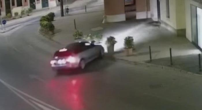 Így tarolta le a város virágait a fakezű esztergomi sofőr