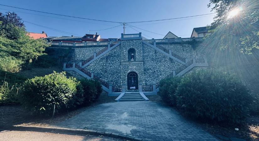 Életveszélytől megmenekült család emlékét őrzi a 100 éves városi barlang és kegyhely