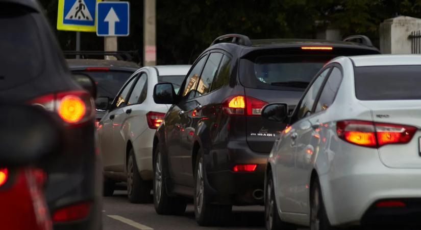 Már több kilométeres a dugó: négy kocsi szaladt egymásba a Balaton felé