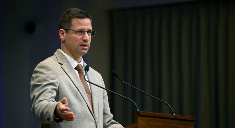 Gulyás Gergely és Rétvári Bence rendkívüli sajtótájékoztatót tart - kövesse az Origón