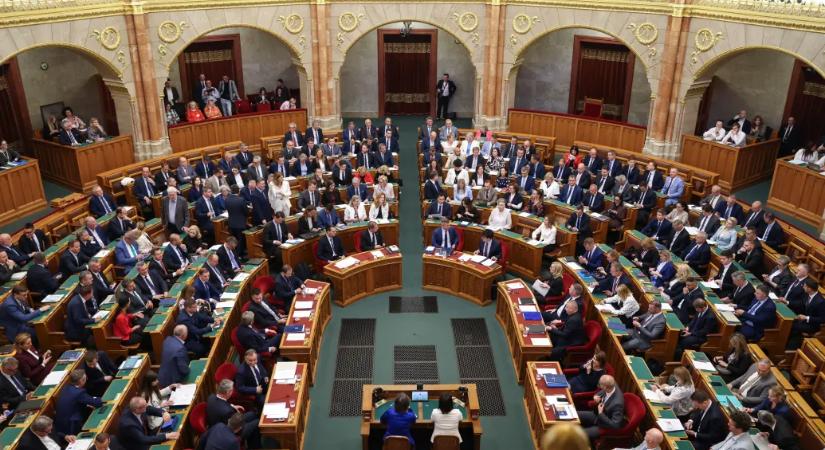 Magyar Péter nélkül tart ülést a Parlament
