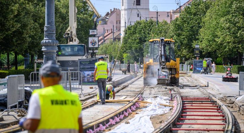 Sínen a villamos jövője: nemcsak javítanak, egy nagyobb felújítást is előkészítenek Debrecenben – fotókkal, videóval