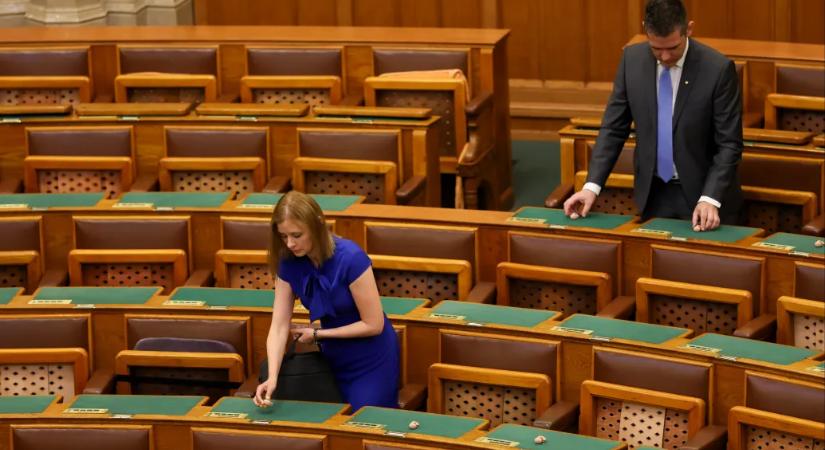 Magzatokat pakoltak a képviselők asztalaira Dúró Dóráék, a parlamenti dolgozók rögtön leszedték őket