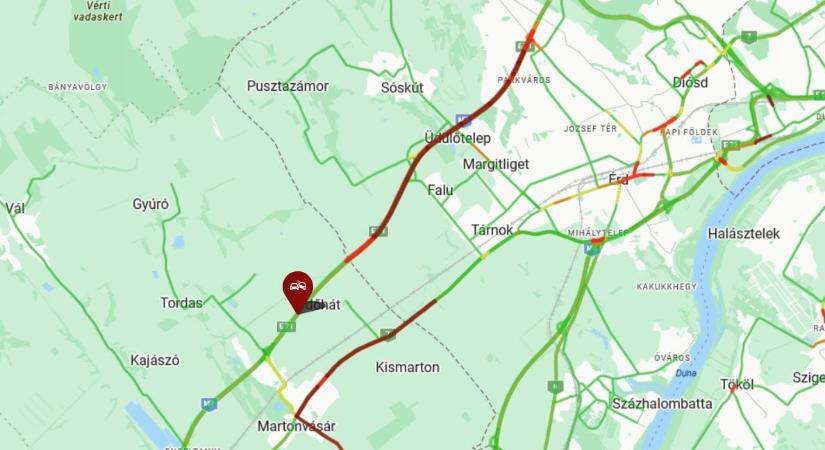 Tíz kilométeres a dugó az M7-esen, mert négy autó ütközött