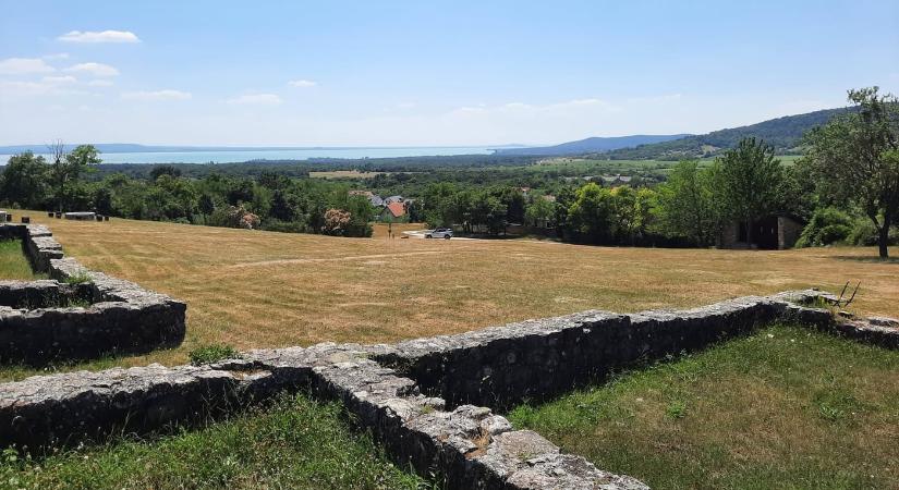 Dörgicse templomromjai: Árpád-kori falak a Balaton-felvidék dombjai között