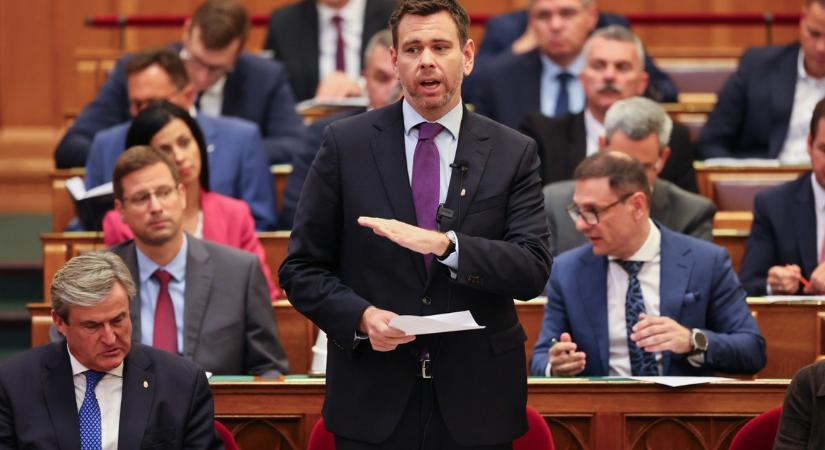 Magzatokat raktak a képviselők asztalaira Dúró Dóráék, Vitézy Dávid az uniós milliárdokról beszélt