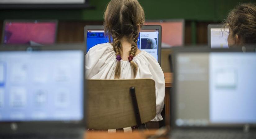 Hiába tanul egész évben számítógéppel, papíron kell felvételiznie egy SNI-s diákoknak – a pedagógus szerint át kellene alakítani a rendszert