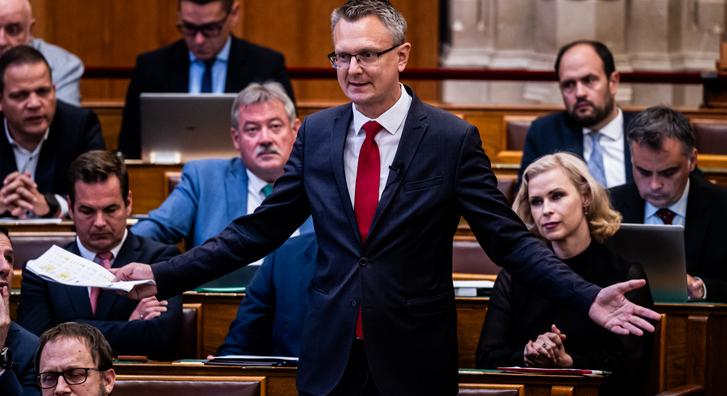 Rétvári Bence: Van egy költői kérdésem