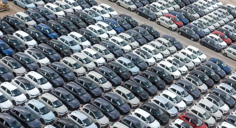 Makacsul ragaszkodnak a vásárlók az unalomhoz, a színek forradalma még várat magára az autópiacon