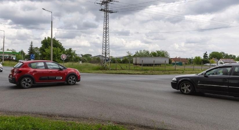 Hatalmas monstrum, és jogsi nélkül is vezethető: „kisöpör” az útról a hajdú-bihari autósok rémálma
