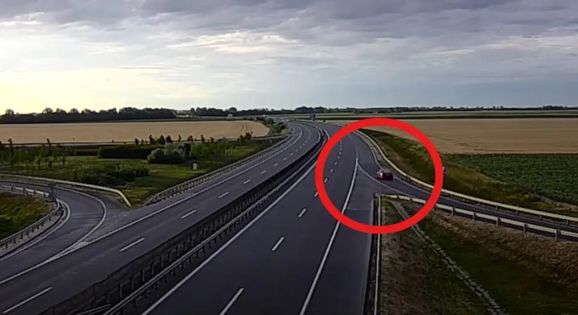 Senkitől sem zavartatva állt a szalagkorlátba az M35-ös autópályán! Íme a videó!