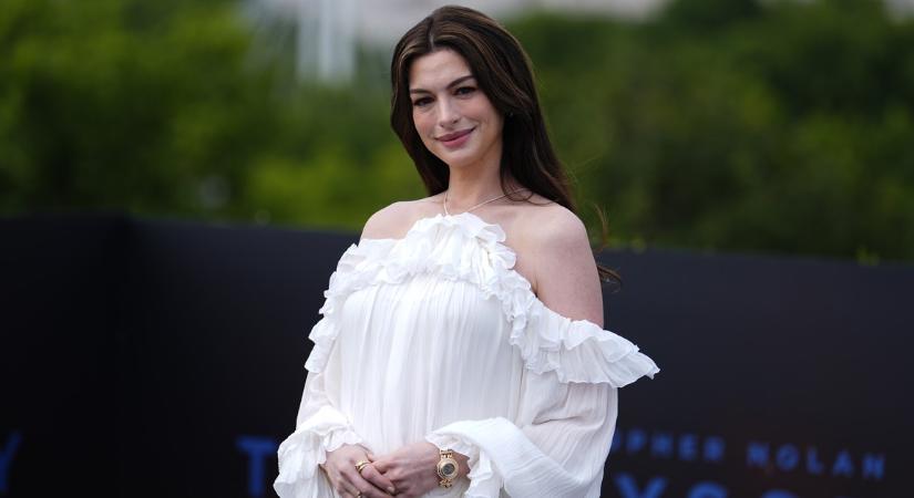 Káprázatosan festett a vörös szőnyegen a várandós Anne Hathaway – fotók