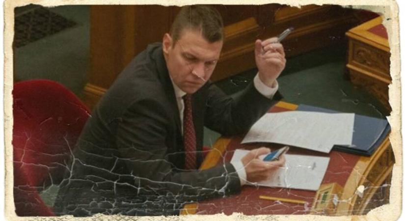 Menczer Tamás csalódottan emlékeztet rá, hogy ‘Ő is volt képviselő’
