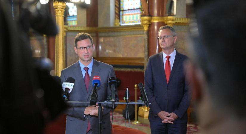 Tüntetést szervez az Alaptörvény módosítása ellen a Fidesz, Magyar Péter szerint ezen még Isztambulban is hangosan felnevettek