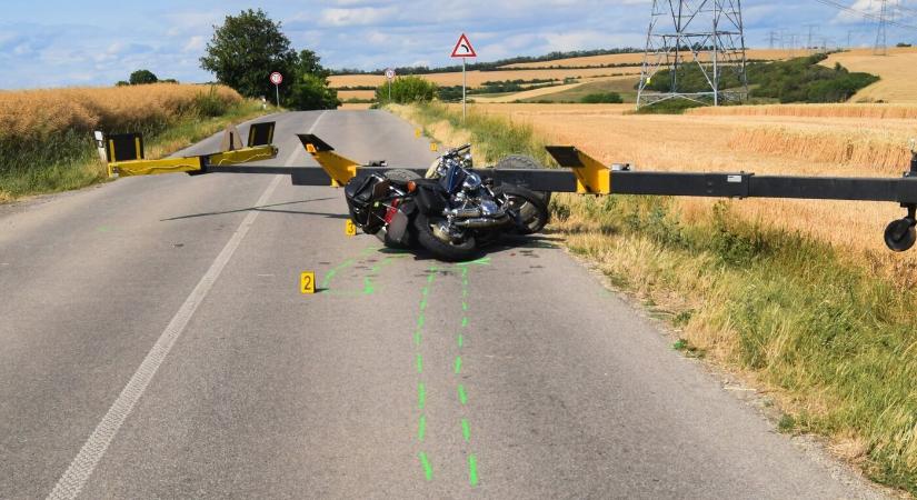 Súlyos baleset: teherautó pótkocsijának ütközött egy motoros