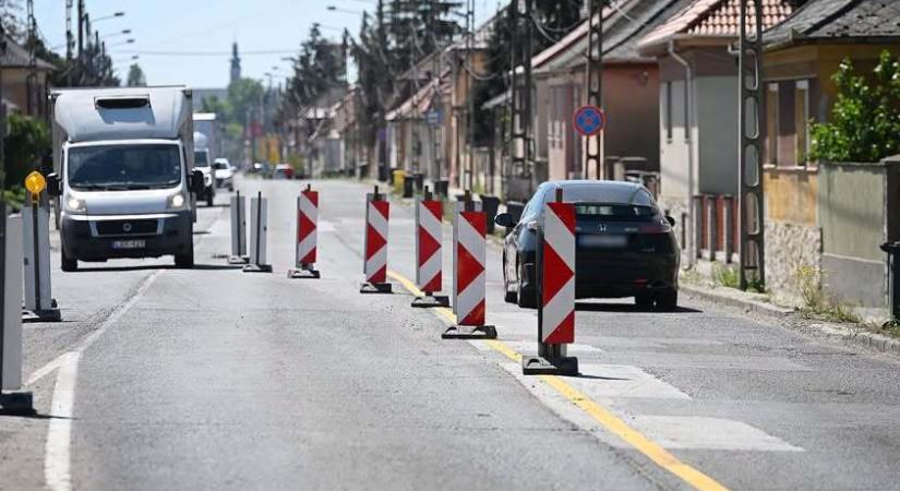 Az egri önkormányzat kéri az autósokat, hogy ne parkoljanak az Egri úton, Felnémeten, mert aszfaltozás folyik