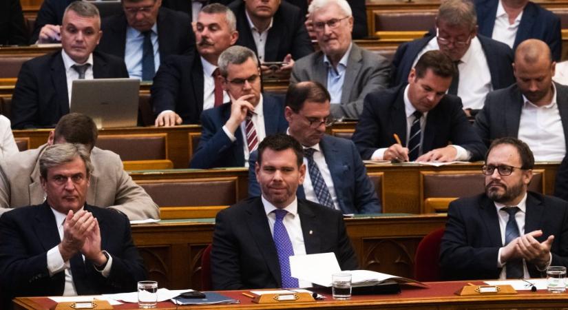 Műanyag babákat osztogattak a mi hazánkos képviselők az ülésteremben
