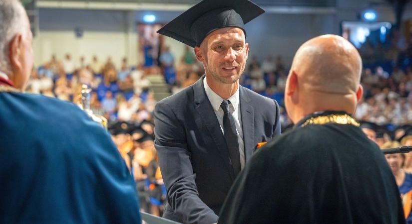 Nemcsak a pályán bizonyított: diplomát szerzett Priskin Tamás a Soproni Egyetemen