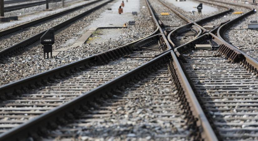 Több órát késnek a vonatok szerte Olaszországban egyetlen felüljáró átépítése miatt