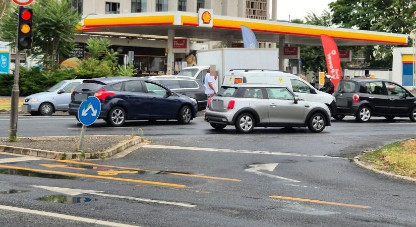 Autók ütköztek össze a forgalmas győri út két különböző szakaszán - fotók