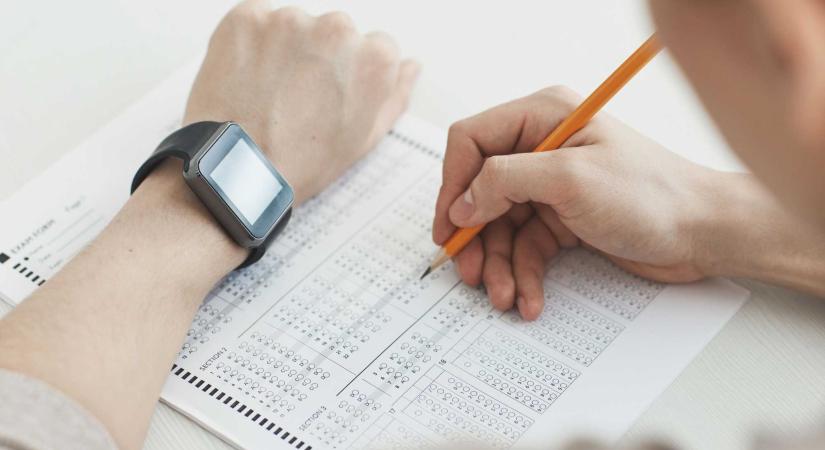 Szervezett érettségi-csalás – Hatósági felügyelet a gyanúsítottak