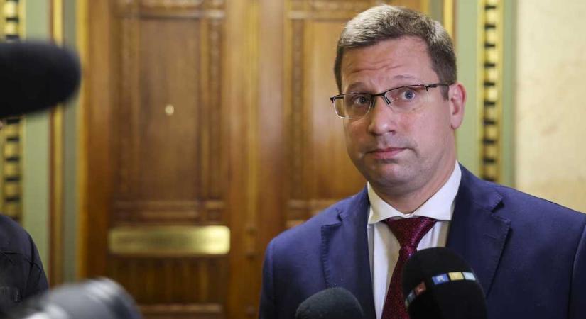 Rendkívüli bejelentés: tüntetést szervez a Fidesz az alkotmánymódosítás miatt, a Sándor-palotánál gyűlnek össze