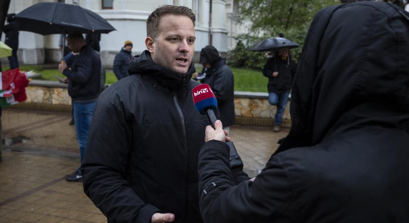 Vizsgálatot rendelt el a házelnök, amiért Bohár Dániel a Fidesz vendégeként riporterkedik a parlamentben