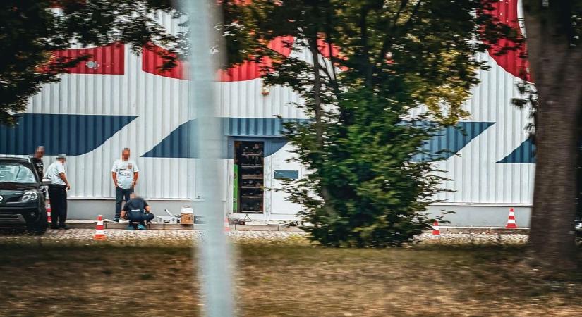 Betörés miatt helyszíneltek a rendőrök a hipermarketnél?