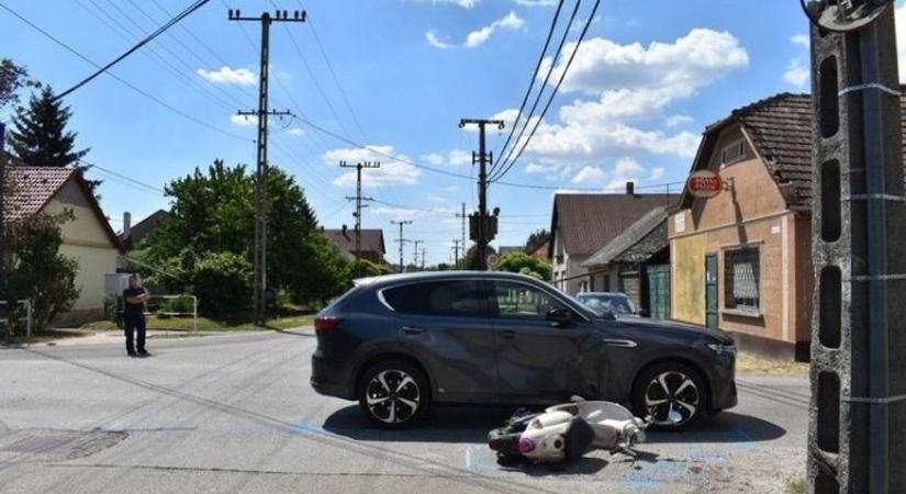 Nem állt meg a STOP táblánál – súlyos hibájának egy vétlen motoros látta kárát