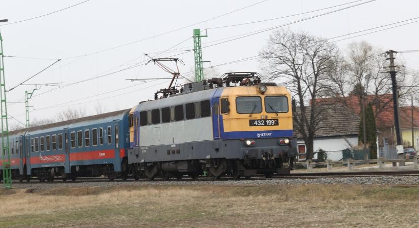 Káosz a MÁV-nál és a Volánnál a vihar után: több vasútvonalon és buszjáratnál is korlátozásra, késésekre kell számítani