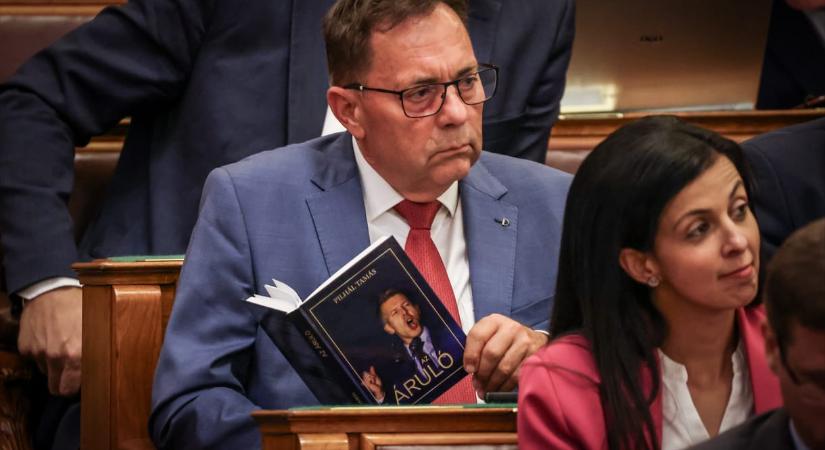 Pócs János nem törődött bele Magyar hiányába: könyvet olvas róla a parlamentben