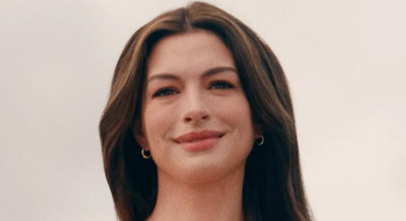 A várandós Anne Hathaway cuki fodros ruhában mutatta meg a pocakját
