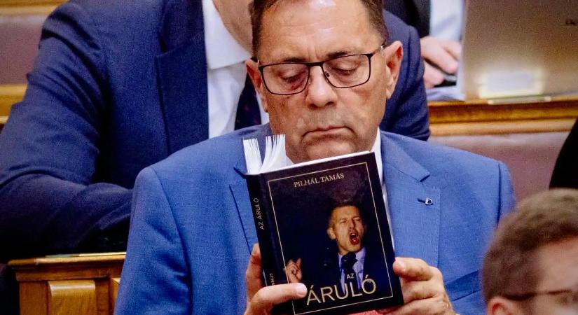 Bábu helyett könyvet vitt magával Pócs János a Parlamentbe