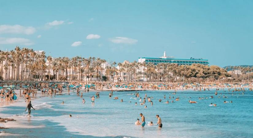 Tömegek előtt történt tragédia a népszerű strandolóhelyen