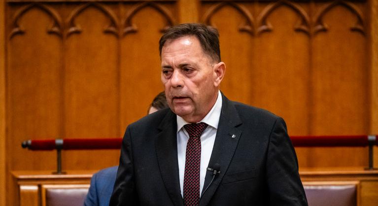 Pócs János beült a parlamentbe, majd szokatlan módon ütötte el az időt