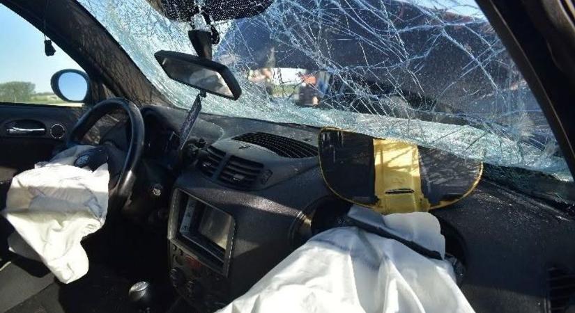 Egy figyelmetlenség elég volt - Csúnyán összetört a személyautó, ami traktornak ütközött a 86-oson - Fotók