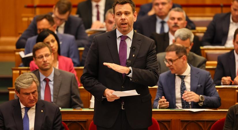 „Űrprogramra volt pénz, a buszsávra nem” – Vitézy Dávid a parlamentben reagált Menczer Tamás vádjaira