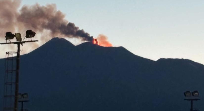 Kitört az Etna, pécsiek is élvezik a gyönyörű látványt – és egy kicsit paráznak is