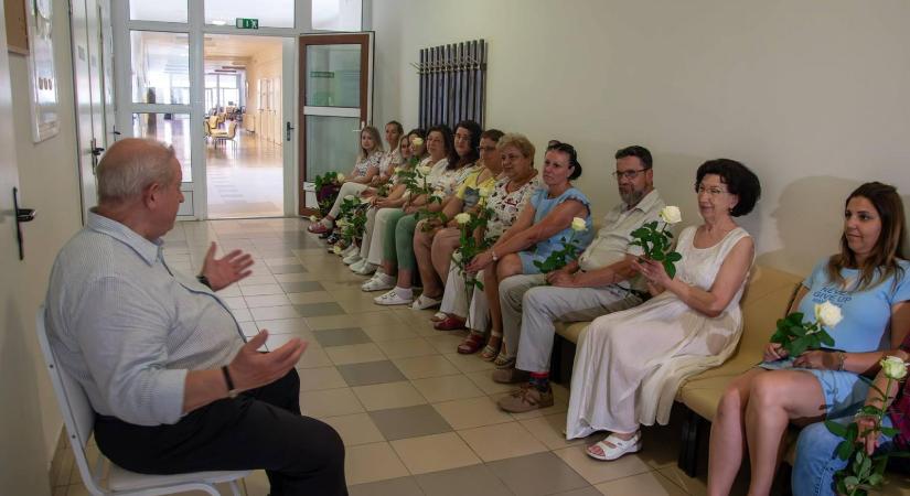 Annyi meg egy Bambi? Méltatlanul, egy szál virággal és jégkrémmel ünnepelték az egészségügyi dolgozókat Putnokon