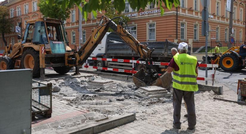 Felújítás a Zrínyi utcában - Több száz buszt érintenek korlátozások - Fotók, videó a helyszínről