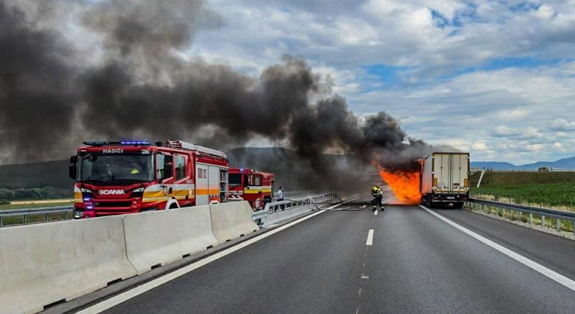 Kigyulladt és szénné égett egy kamion a szlovák-magyar határ közelében (FOTÓK)