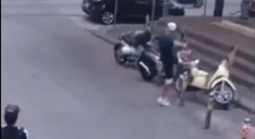 Idegbeteg gyalogos borította fel a parkoló robogókat!