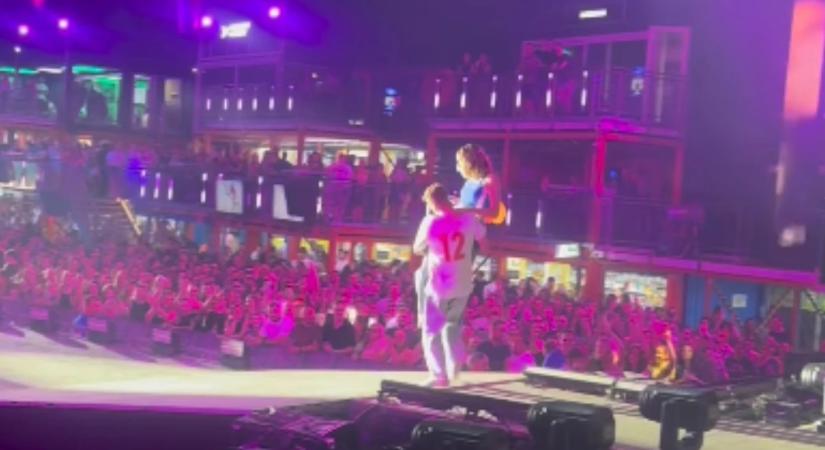 Tiszta őrület a Fluor-bulin: Puskás-Dallos Peti a karjában cipelte feleségét a színpadra