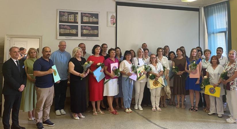 Megható pillanatok a bajai kórházban: legendás orvosoktól búcsúztak, 29 dolgozót tüntettek ki  fotók