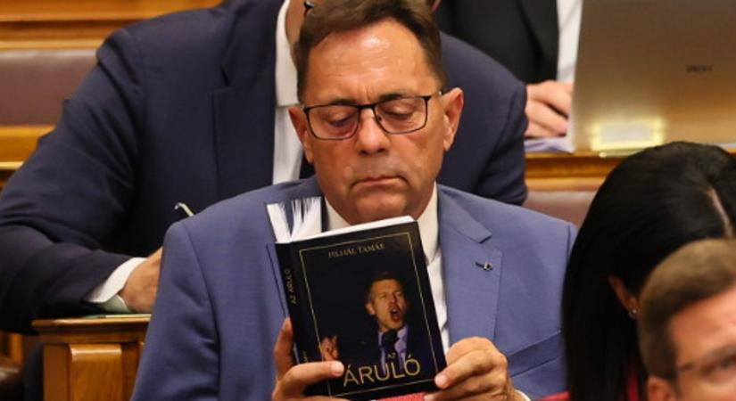 Hiába utazott el Magyar Péter, Pócs János így is bevitte őt a parlamentbe - a Blikknek elárulta, miért tette