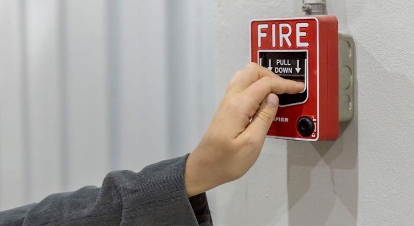 Elképesztő lopás Dombóváron! Tűzriadóval terelte el az eladók figyelmét egy bolti tolvaj