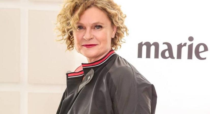 A 60 éves Hegyi Barbara kék fürdőruhában istennő: éveket letagadhatna korából