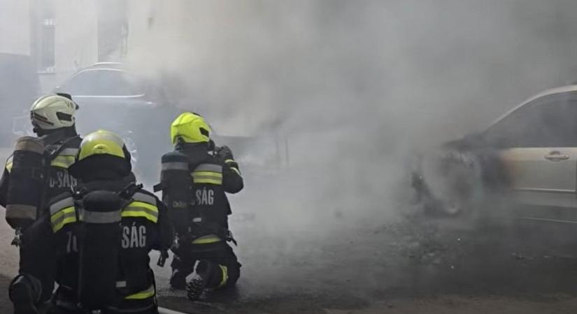 Megrázó képsorok: pillanatok alatt kiéghet egy gépjármű, brutális videón mutatta meg a Katasztrófavédelem