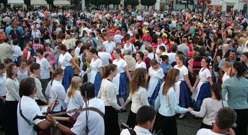 16 év után újra rekordot döntene Baja – bárki részese lehet a történelmi csárdásnak