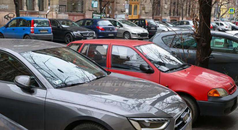 Egy átlagos villanyautó parkolásáért óránként akár 1200 forintot is elkérhetnek jövőre Budapesten, a magyarázat pedig hajmeresztő